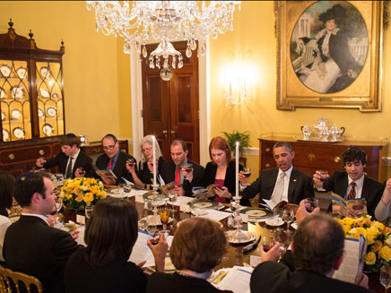 הנשיא אובמה ומשפחתו חוגגים את הסדר (צילום: הבית הלבן)