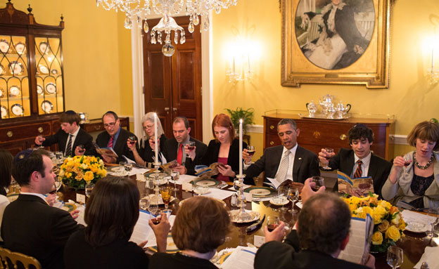 הנשיא אובמה ומשפחתו חוגגים את הסדר (צילום: הבית הלבן)