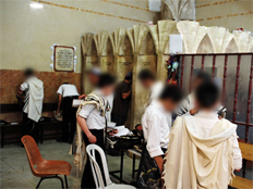 בתא שירותים של בית כנסת: בן 17 חשוד בעבירות מין חמורות