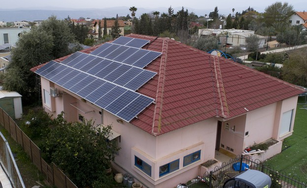 לוחות סולאריים על גג בית (יח``צ: מירו הדמיה,  יחסי ציבור )