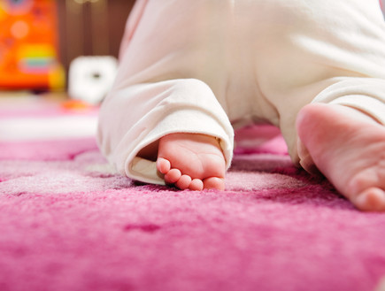 תינוק על שטיח (צילום: Shutterstock)