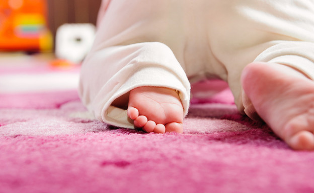 תינוק על שטיח (צילום: Shutterstock)