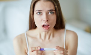 בחורה עם בדיקת היריון (צילום: Shutterstock, מעריב לנוער)