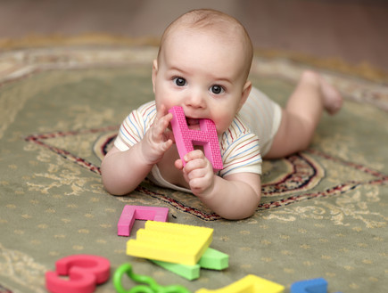 תינוק משחק על שטיח (צילום: Shutterstock)