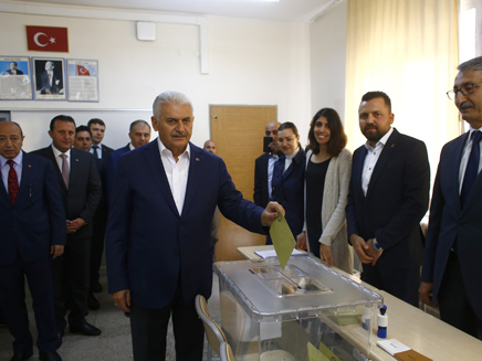גם ראש ממשלת טורקיה הגיע להצביע (צילום: רויטרס)