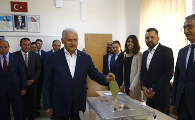 גם ראש ממשלת טורקיה הגיע להצביע (צילום: רויטרס)