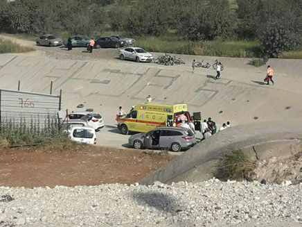זירת התאונה סמוך לאלעד (צילום: מד