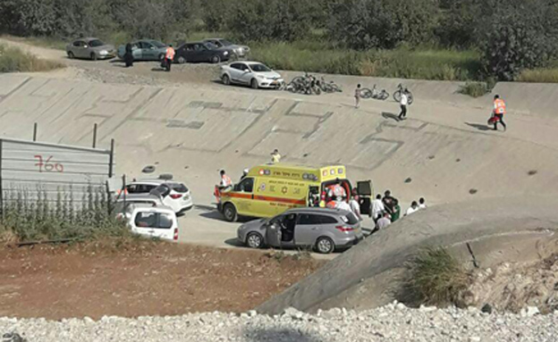 זירת התאונה סמוך לאלעד (צילום: מד"א)