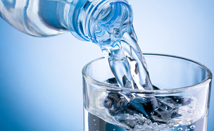 מים מינרלים (צילום: Shutterstock)