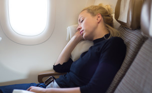 אישה ישנה במטוס (צילום: Matej Kastelic, Shutterstock)