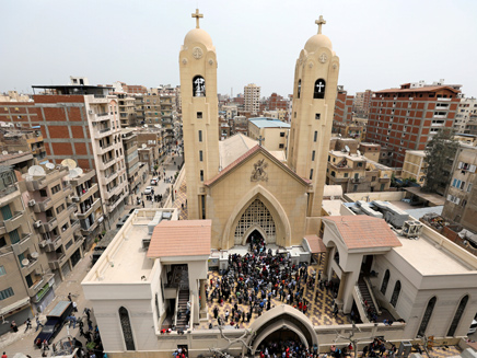 הכנסייה באלכסנדריה לאחר הפיגוע (צילום: רויטרס)