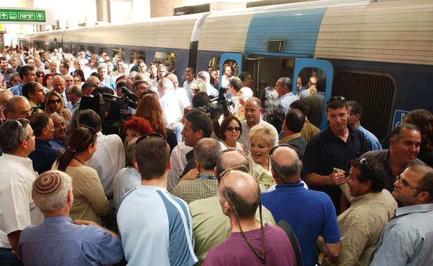 צפיפות ברכבת (צילום: משה מילנר לעמ)