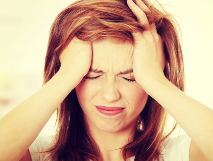 אישה כאב ראש  (צילום: PhotoMediaGroup, Shutterstock)