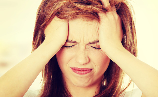 אישה כאב ראש  (צילום: PhotoMediaGroup, Shutterstock)