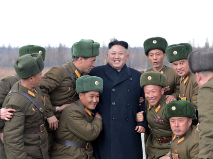 קים ג'ונג און עם אנשי בטחון צ קוריאנים (צילום: רויטרס)