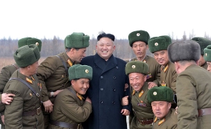 קים ג'ונג און עם אנשי בטחון צ קוריאנים (צילום: רויטרס)