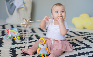 תינוק משחק על שטיח (צילום: Photo by MHIN, Shutterstock)
