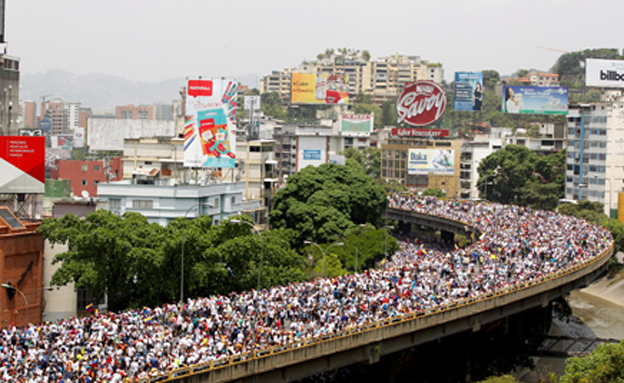 הפגנות נערכו גם מול שגרירויות ונצואלה (צילום: רויטרס)
