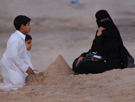 ילדים משחקים על החוף בקטאר (צילום: Carlo Allegri, GettyImages IL)