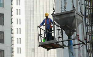 עובד זר באתר בנייה בקטאר (צילום: Sean Gallup, GettyImages IL)