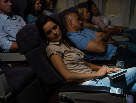 ישנים במטוס (צילום: Shutterstock)