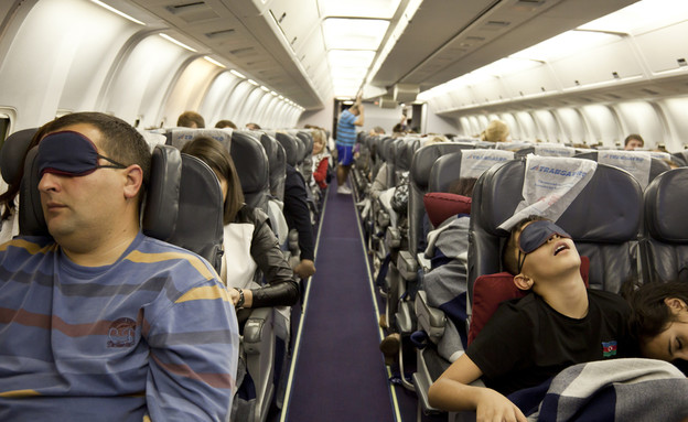 ישנים במטוס (צילום: Shutterstock)