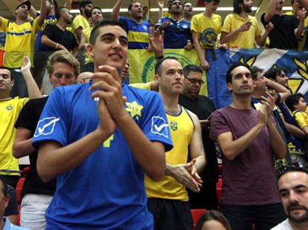 קהל רב הגיע לתמוך בצהובים (איגוד הכדורעף) (צילום: ספורט 5)