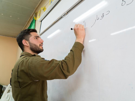שיעור ערבית בחטיבת כפיר (צילום: דובר צה