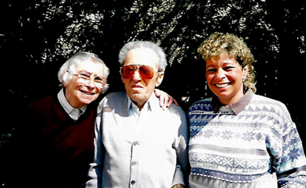 מלה מאיר עם הוריה יעקב ושרה ז"ל (צילום: באדיבות המשפחה)