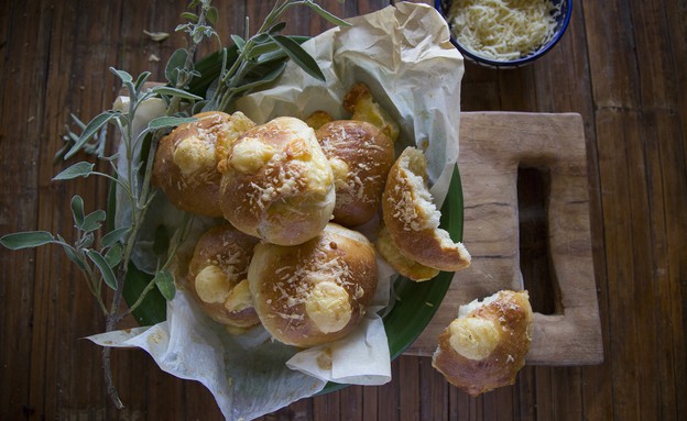 לחמניות גבינה צהובה של ארז קומרובסקי (צילום: אפיק גבאי, mako אוכל)