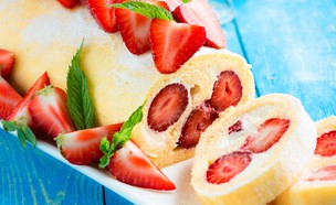 רולדת תותים עם קצפת (צילום: Shutterstock)