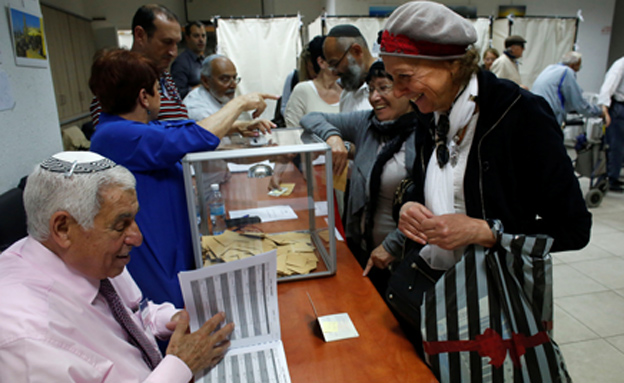 מצביעים בשגרירות ישראל (צילום: רויטרס)