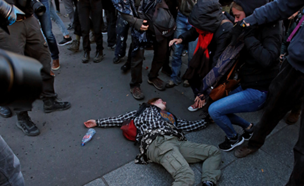 מפגין ושוטרים בהפגנות בפריז (צילום: רויטרס)