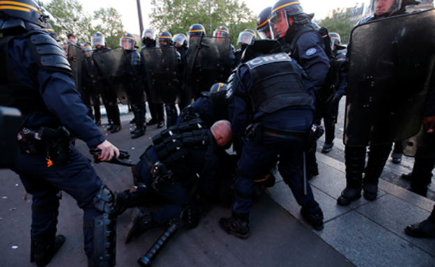 התנקשות מפגנים ומשטרה בצרפת (צילום: רויטרס)