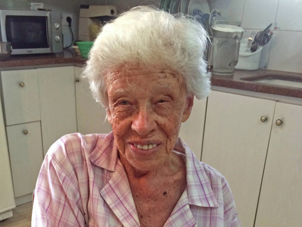 חנה מלכא ניצולת שואה בת 94 (צילום: עופרי מלכא)