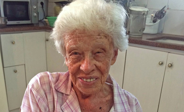 חנה מלכא ניצולת שואה בת 94 (צילום: עופרי מלכא)