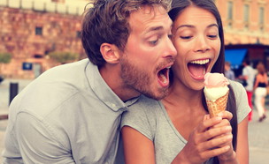 זוג אוכל גלידה (צילום: Maridav, Shutterstock)