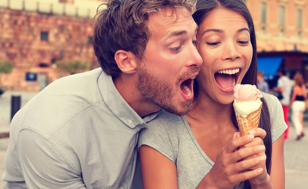 זוג אוכל גלידה (צילום: Maridav, Shutterstock)
