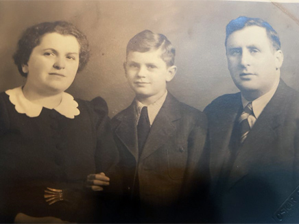 איימי עם בעלה סמואל ובנה דני (צילום: MyHeritage)
