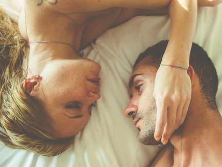 זוג במיטה (צילום: Shutterstock)