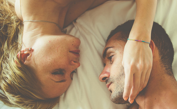 זוג במיטה (צילום: Shutterstock)