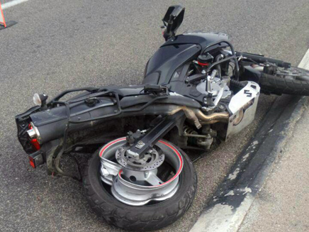 האופנוע הנפגע בכביש 70 (צילום: דוברות המשטרה)