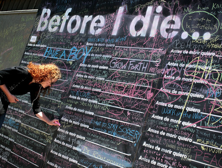 אנשים כותבים בתערוכה באנגליה מה היו עושים לפני מותם (צילום: Alex Wong, GettyImages IL)