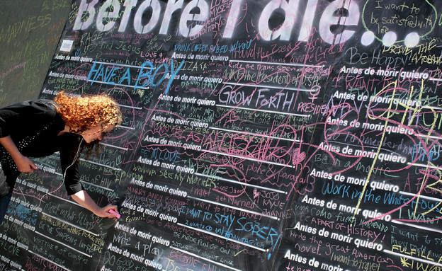 אנשים כותבים בתערוכה באנגליה מה היו עושים לפני מותם (צילום: Alex Wong, GettyImages IL)