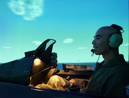 שי לוי בסימולטור של מטס חיל האוויר (צילום: דובר צה''ל)