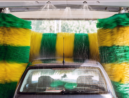 שטיפת מכוניות (צילום: Shutterstock)