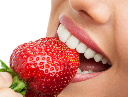 אישה מחייכת עם שיניים לבנות (צילום: Shutterstock)
