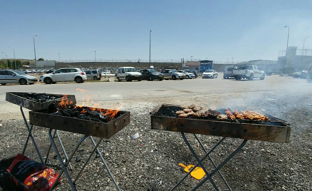 ארוחת בשרים ליד הכלא (צילום: האיחוד הלאומי)