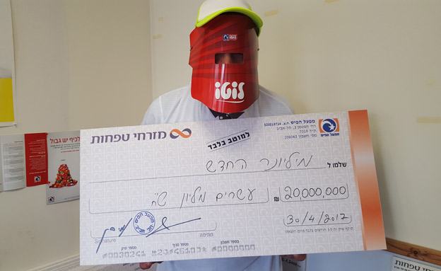 הזוכה המאושר. "המזל שיחק פעמיים" (צילום: אבי חיים)