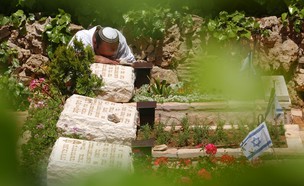 אב שכול רוכן על קבר בנו בבית העלמין הצבאי בהר הרצל (צילום: נתי שוחט, יונתן זינדל, רועי אלימה, פלאש 90)